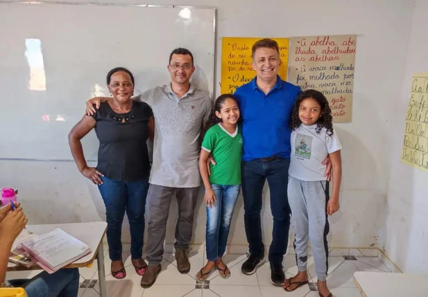 Prefeito Valdecir Júnior na Unidade Escolar Estelita Guerra