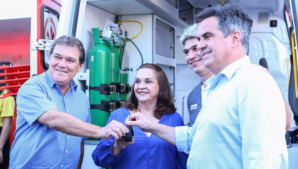 Prefeitos recebendo chaves das ambulâncias