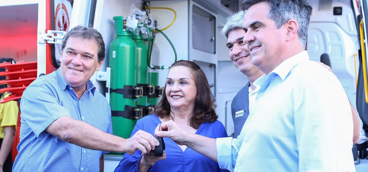 Prefeitos recebendo chaves das ambulâncias