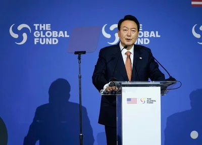 Presidente da Coreia do Sul é flagrado xingando o Congresso dos EUA  durante evento