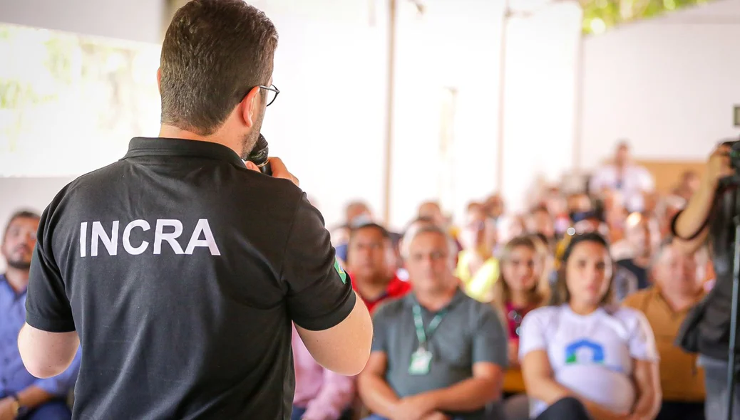 Presidente do incra durante seu pronunciamento