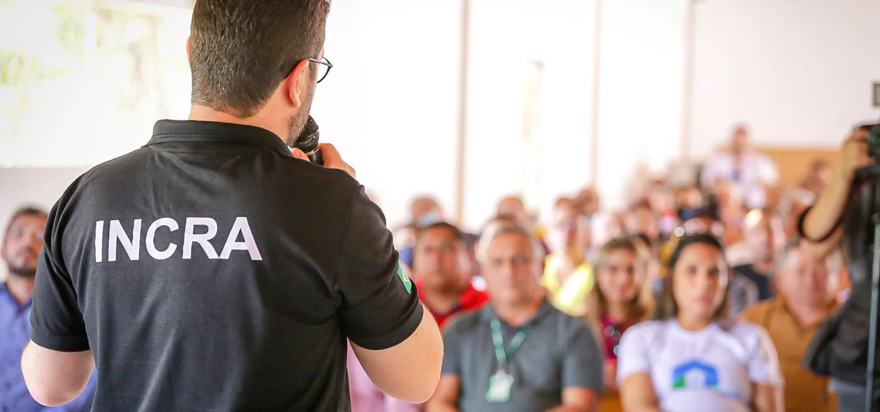 Presidente do incra durante seu pronunciamento