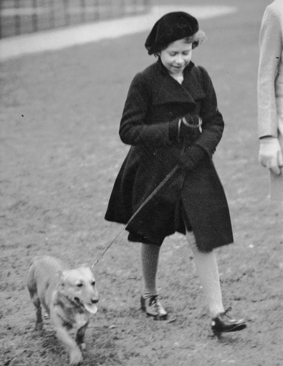 Princesa Elizabeth passeando com seu cachorro no Hyde Park, London, em 26 de fevereiro de 1936