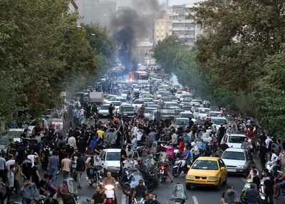 Protesto no centro de Teerã após a morte da jovem Mahsa Amini
