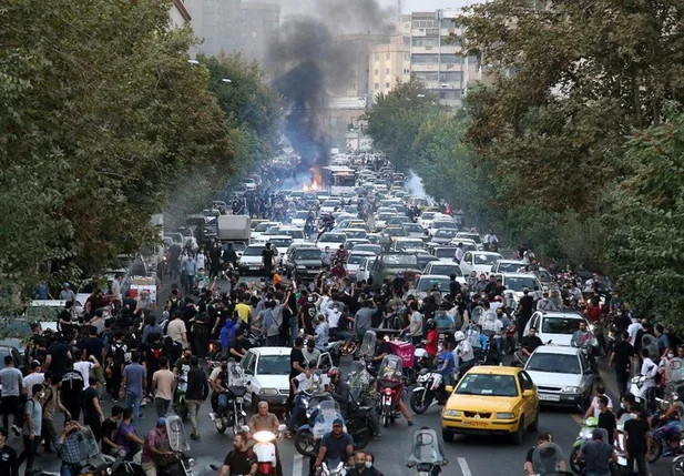 Protesto no centro de Teerã após a morte da jovem Mahsa Amini