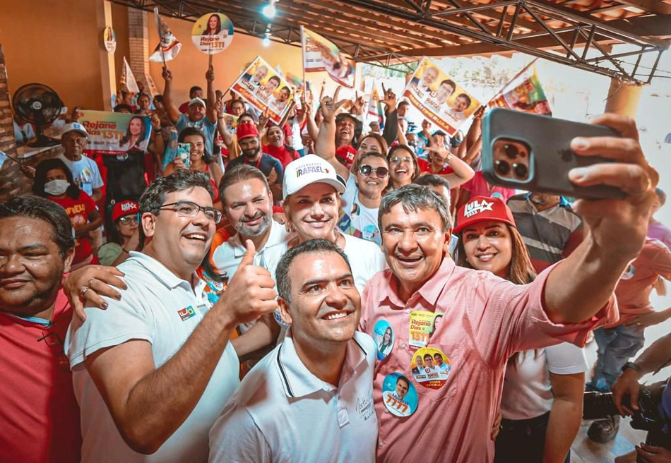 Rafael e Wellington Dias com populares