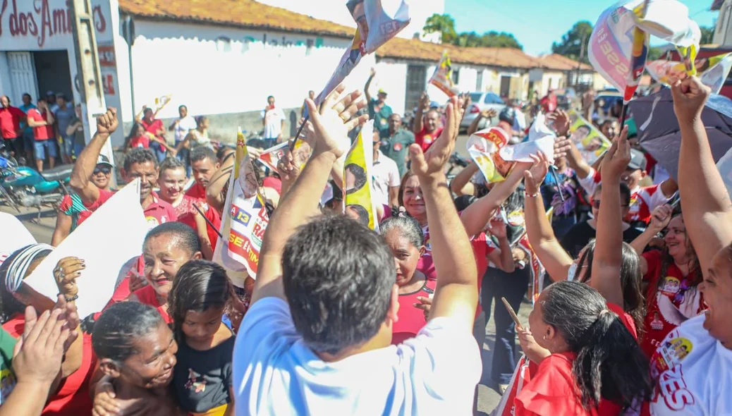 Rafael Fonteles sendo recepcionado pela população