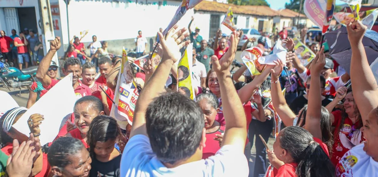 Rafael Fonteles sendo recepcionado pela população