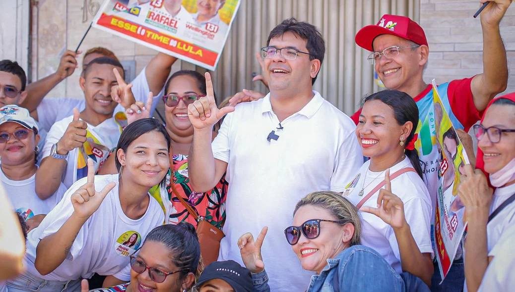 Rafael Fonteles com os moradores