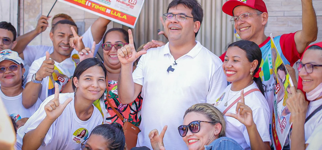 Rafael Fonteles com os moradores