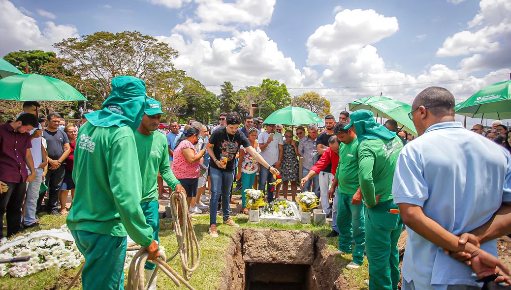 Rafael Soares foi sepultado por familiares e amigos