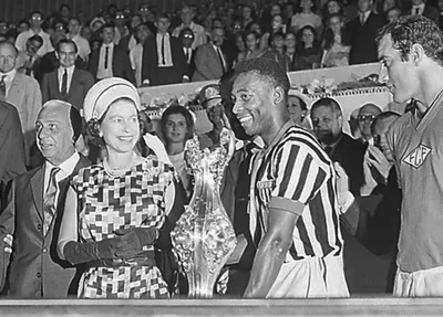 Rainha Elizabeth II e Pelé, no Maracanã, após amistoso entre paulistas e cariocas, em 1968