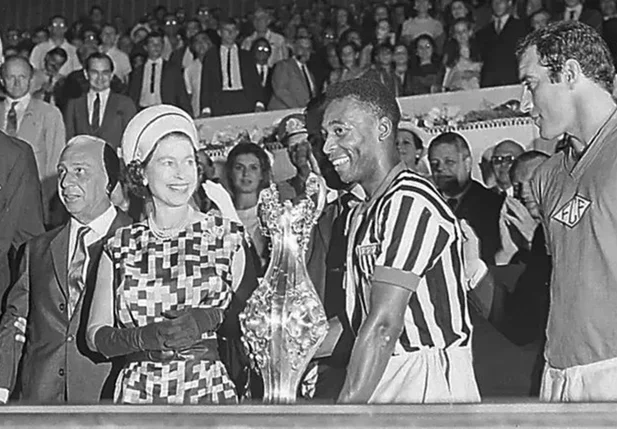 Rainha Elizabeth II e Pelé, no Maracanã, após amistoso entre paulistas e cariocas, em 1968