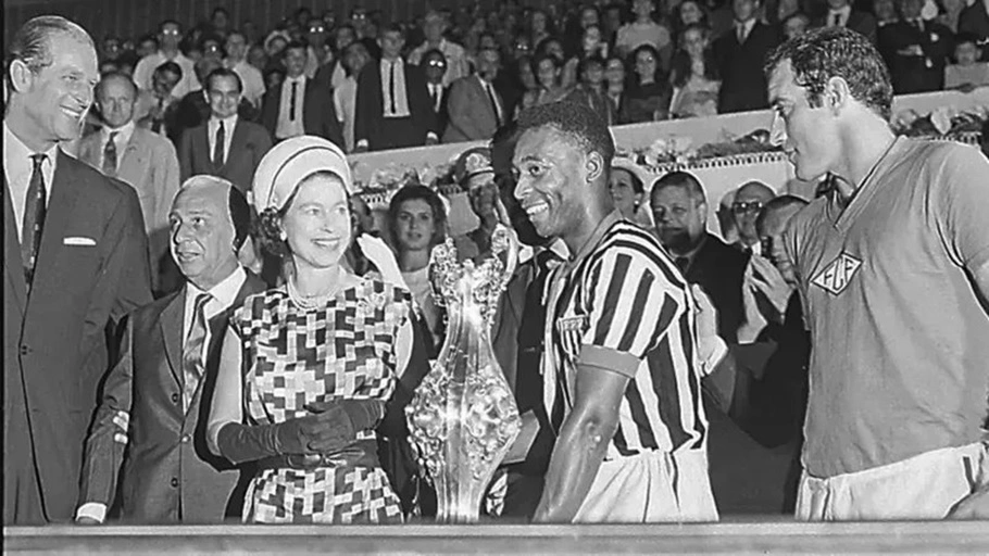 Rainha Elizabeth II e Pelé, no Maracanã, após amistoso entre paulistas e cariocas, em 1968