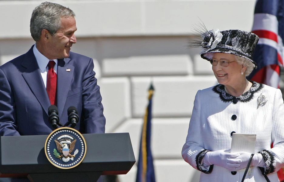 Rainha Elizabeth II e presidente americano George Bush durante uma visita da monarca a Casa Branca, em 2007