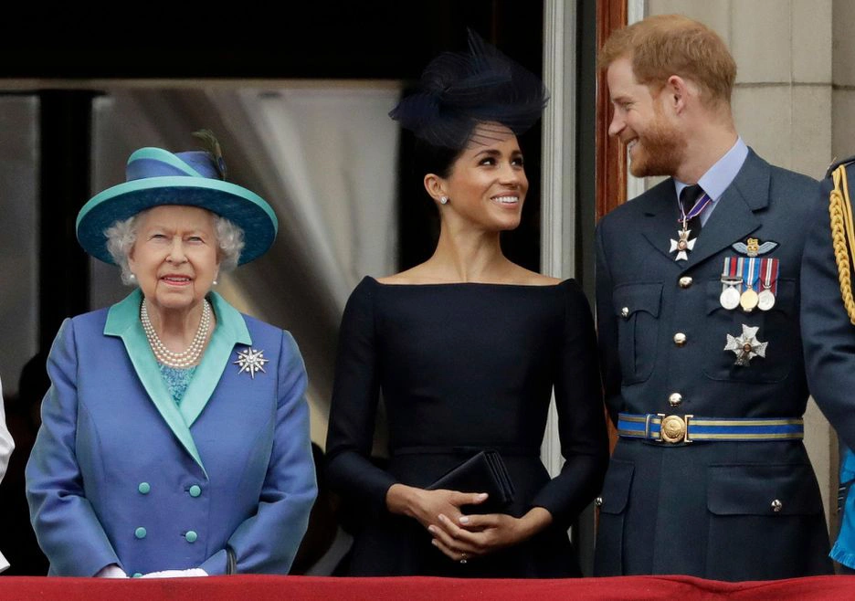 Rainha Elizabeth II, Megan Markle e príncipe Harry assistem a uma apresentação da Força Aérea Real, no Palácio de Buckingham, em 2018