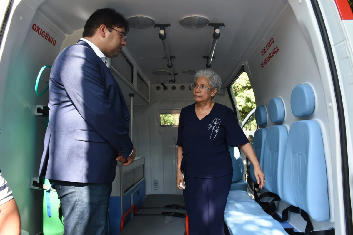 Regina Sousa entrega 10 ambulâncias a municípios e hospitais
