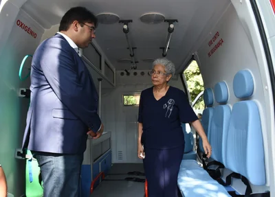 Regina Sousa entrega 10 ambulâncias a municípios e hospitais