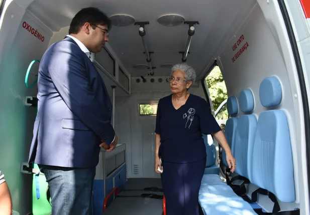 Regina Sousa entrega 10 ambulâncias a municípios e hospitais