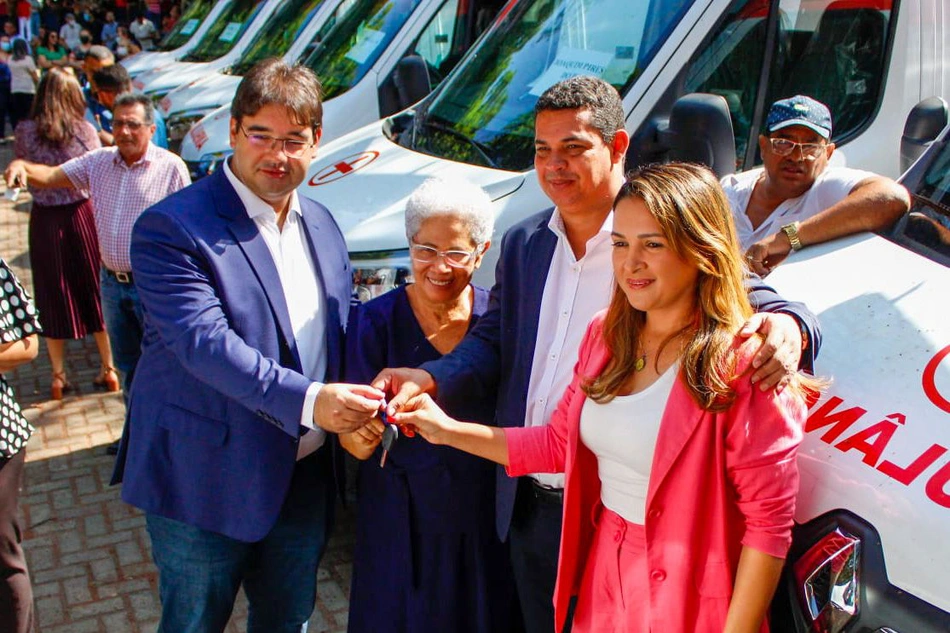 Regina Sousa entrega nova ambulâcia em Lagoa de São Francisco