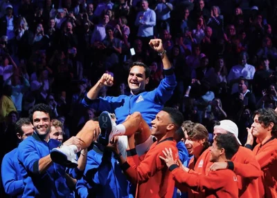 Roger Federer se despede do tênis ao lado de Rafael Nadal