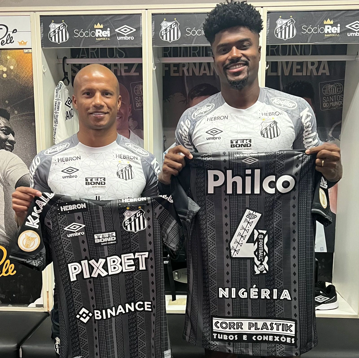 Sanchéz e Eduardo Bauermann com a nova camisa III do Santos FC