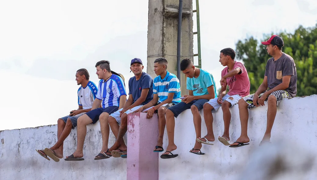 Sem autorização de entrar no estádio, torcedores do Comercial acompanham a final do muro