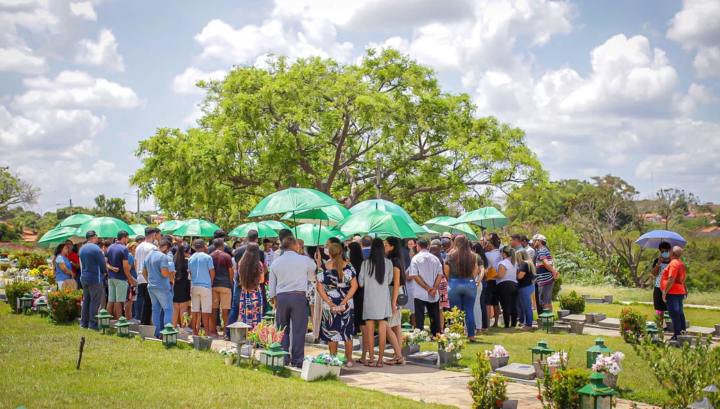 Sepultamento aconteceu no cemitério Jardim da Ressureição