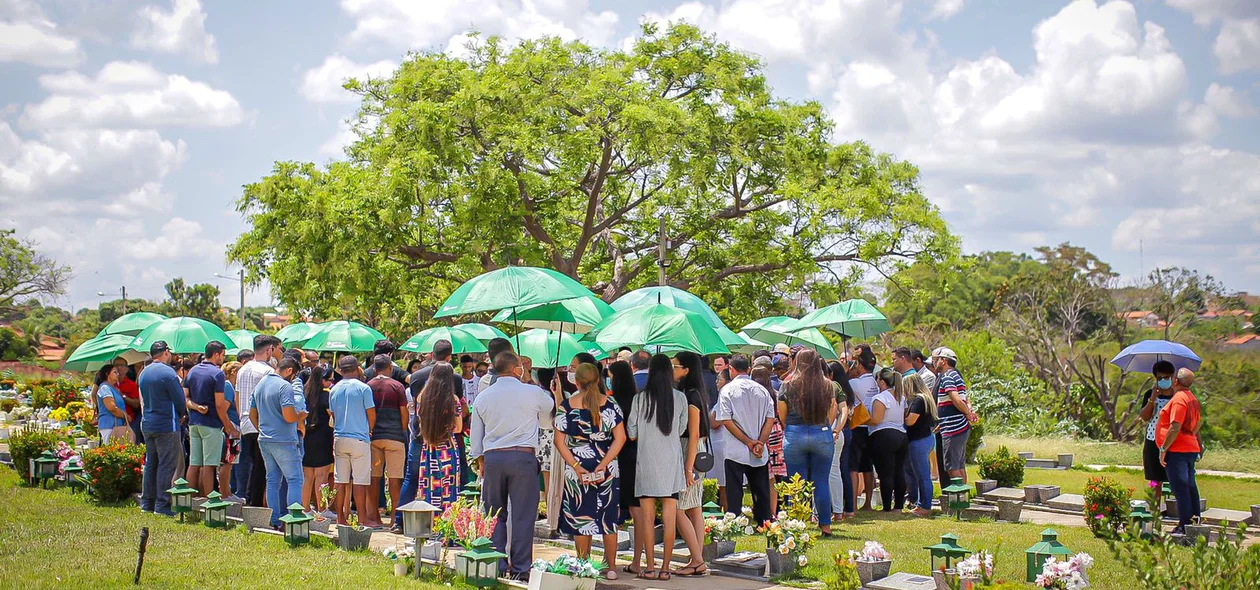 Sepultamento aconteceu no cemitério Jardim da Ressureição