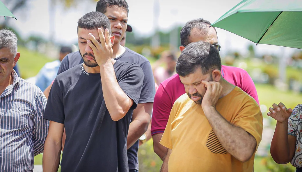 Sepultamento de Rafael Soares foi marcado por tristeza e clima de despedida