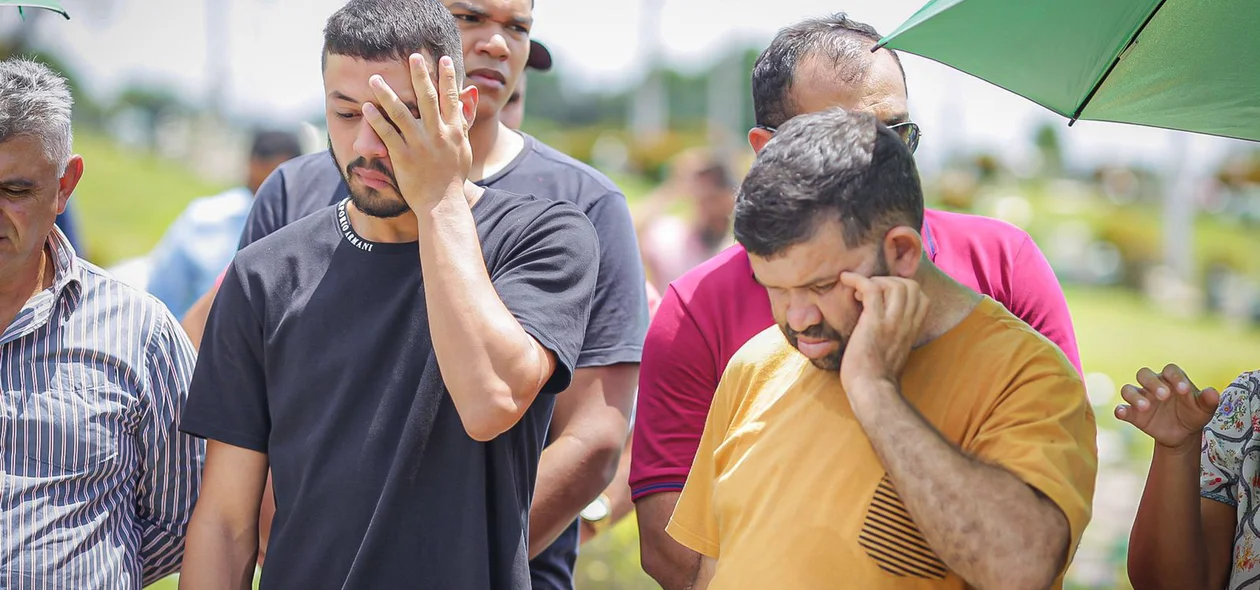 Sepultamento de Rafael Soares foi marcado por tristeza e clima de despedida