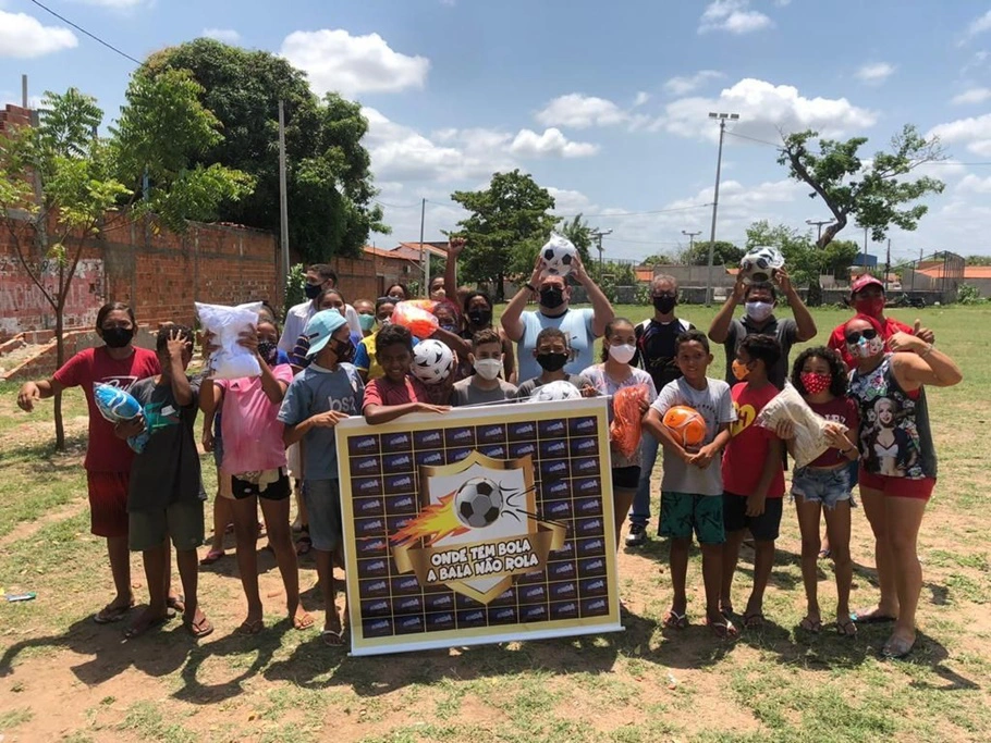 Silas Freire durante o projeto esportivo “Onde tem bola, a bala não rola”