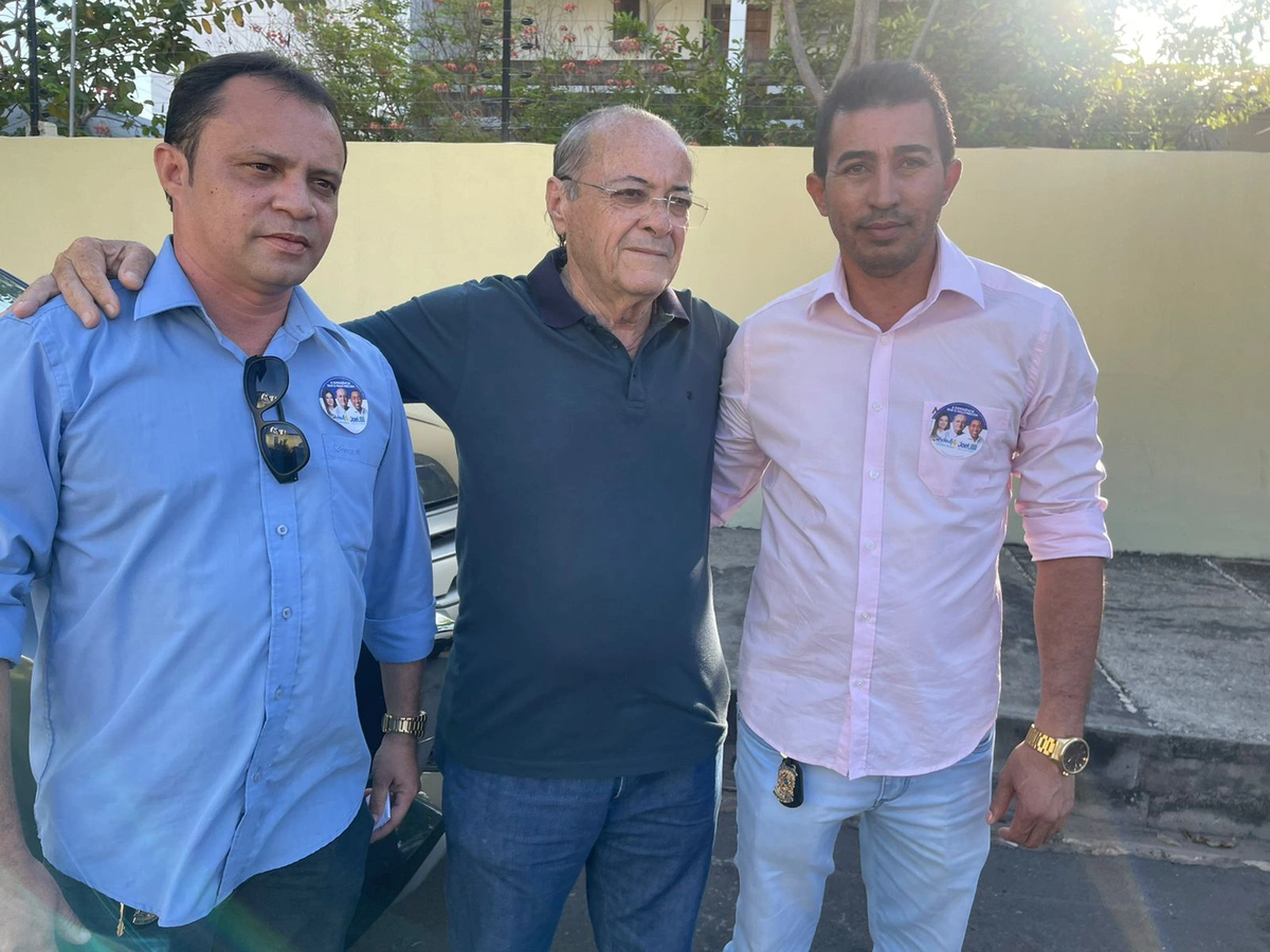Sílvio Mendes ao lado dos vereadores do PL
