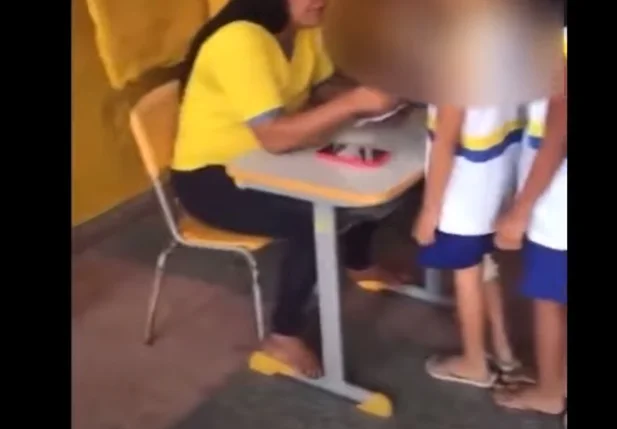 Simulação de votação em creche