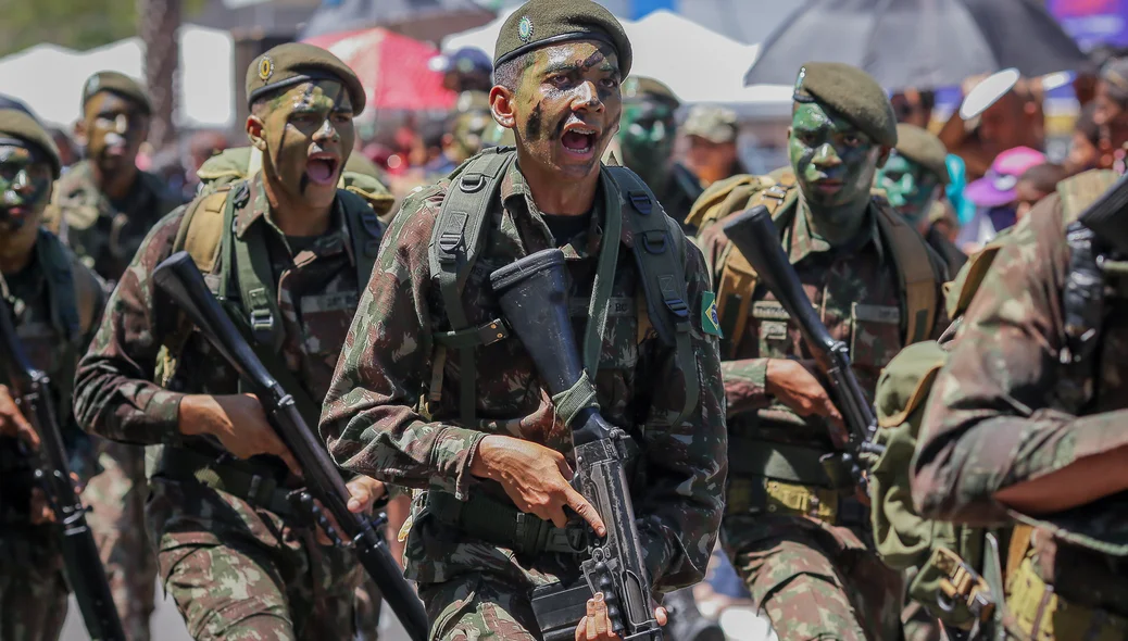 Soldado vibrando em desfile militar