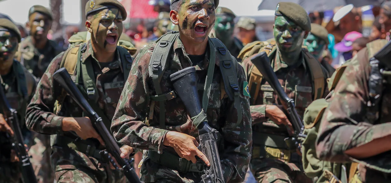 Soldado vibrando em desfile militar