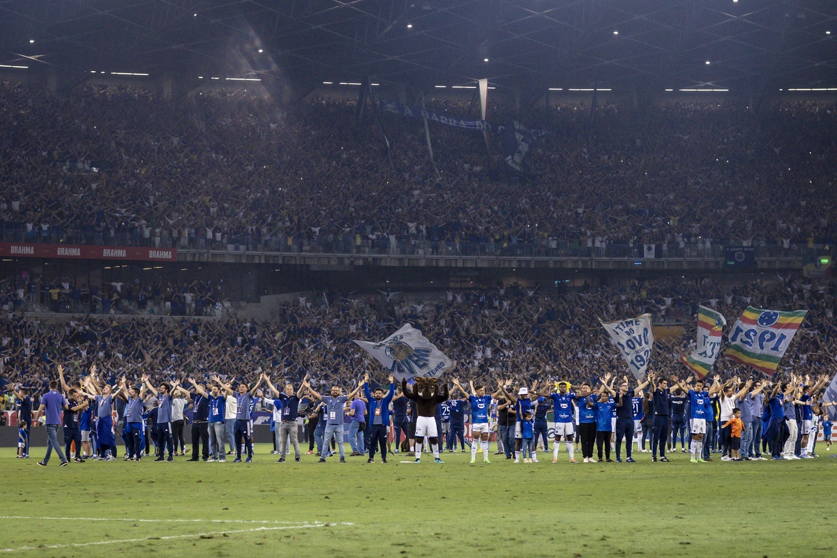 Time e estafe se reuniram para agradecer a torcida