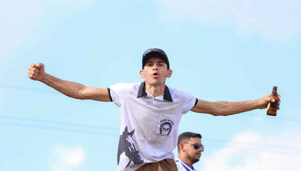 Torcedor do Comercial acompanha a final no muro do estádio