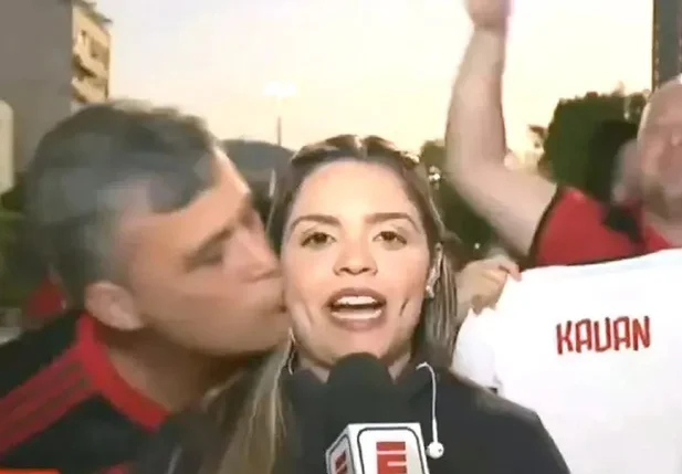 Torcedor do Flamengo assedia repórter Jéssica Dias, da ESPN, durante cobertura da semifinal da Libertadores.