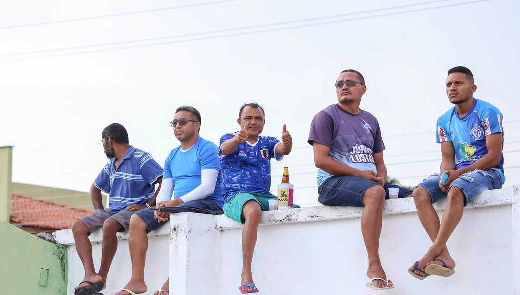 Torcedores do Comercial acompanham a final no muro do estádio