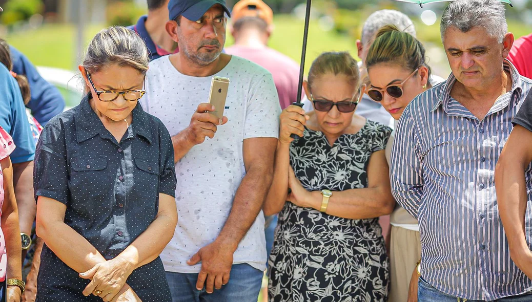 Tristeza tomou conta de familiares e amigos presentes no sepultamento