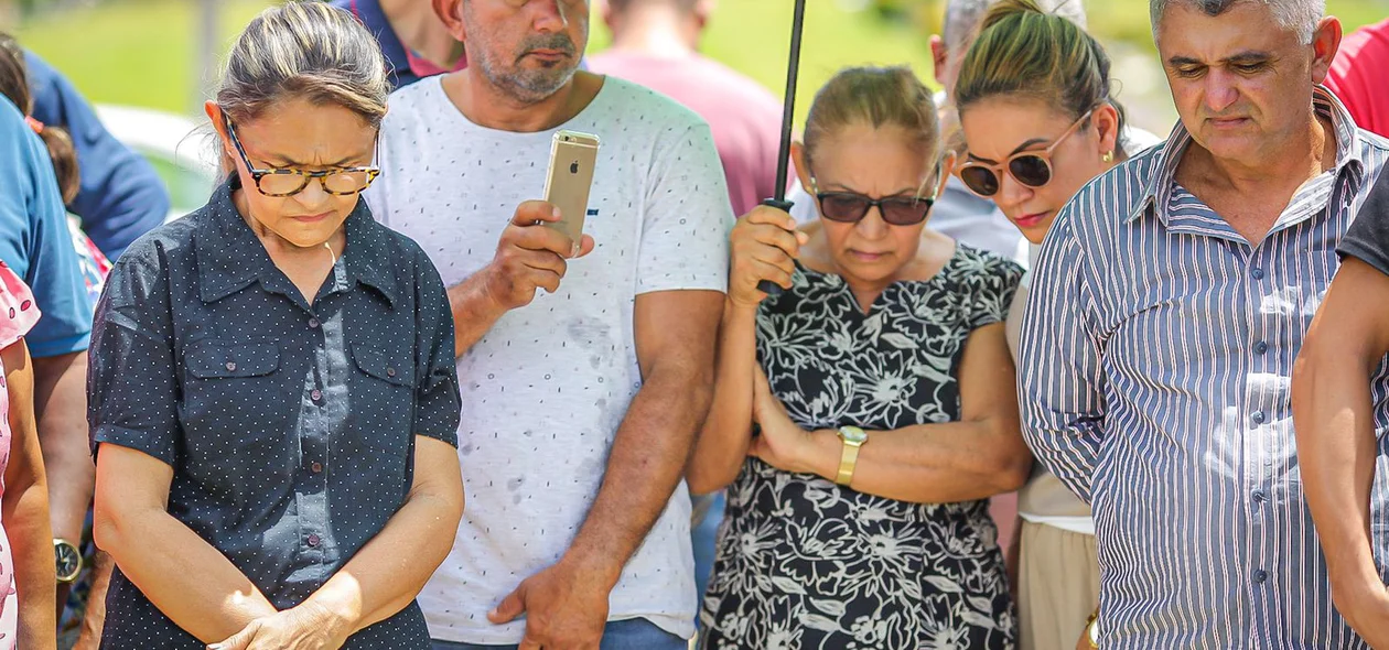 Tristeza tomou conta de familiares e amigos presentes no sepultamento