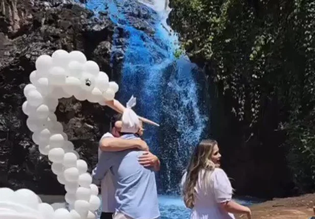 Um casal de Tangará da Serra (MT) decidiu tingir de azul uma cachoeira para anunciar que o filho que estão esperando é menino