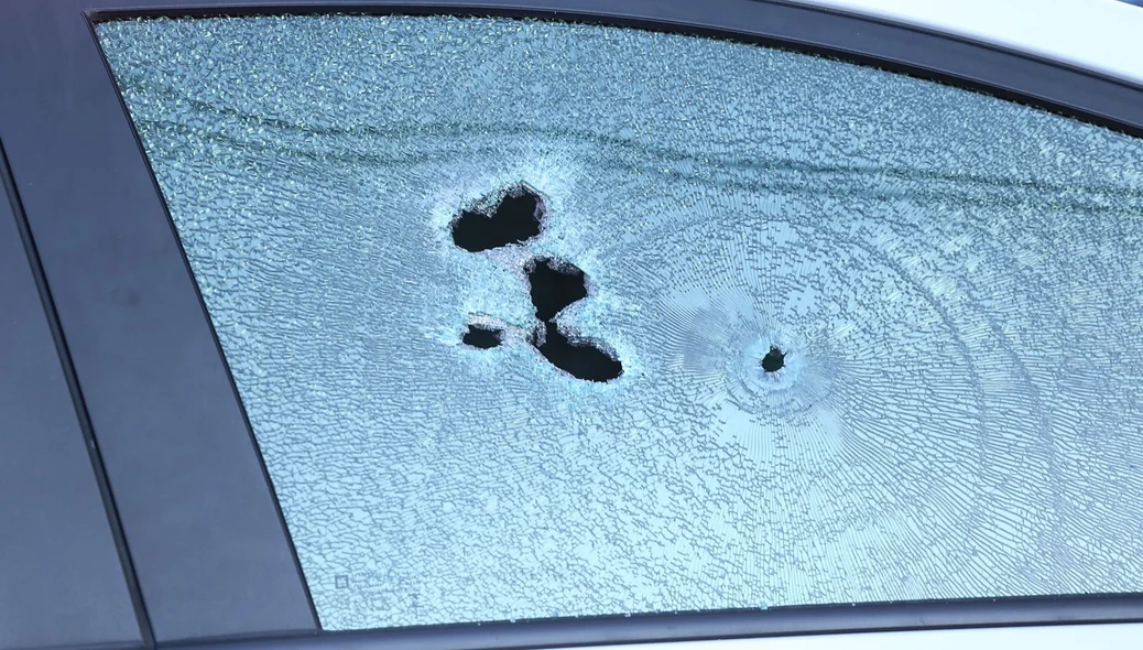 Vidro do carro onde as vítima estavam