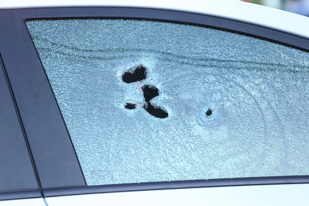 Vidro do carro onde as vítima estavam