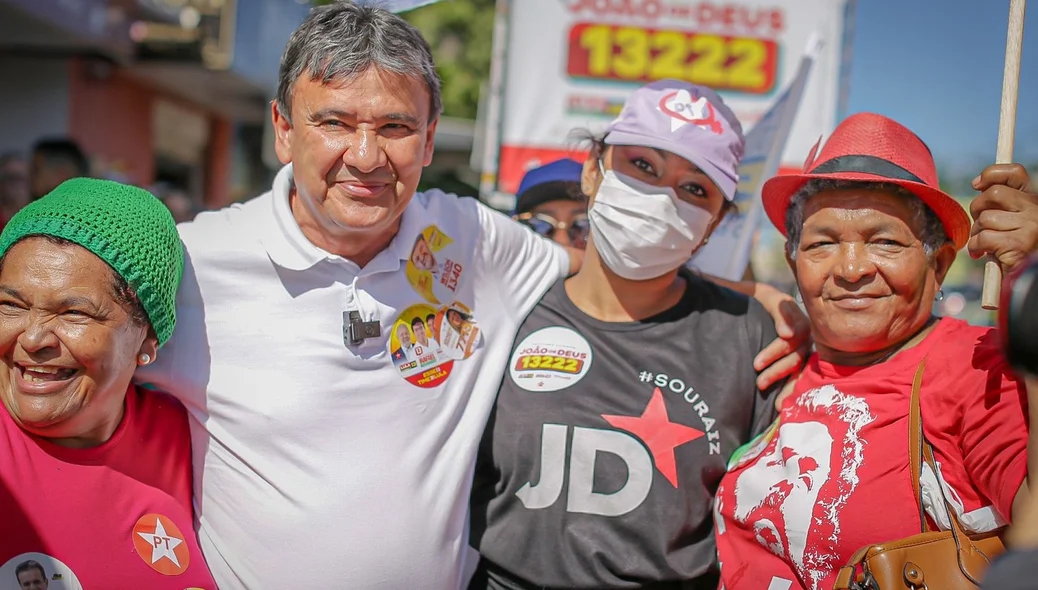 Wellington Dias ao lado da população