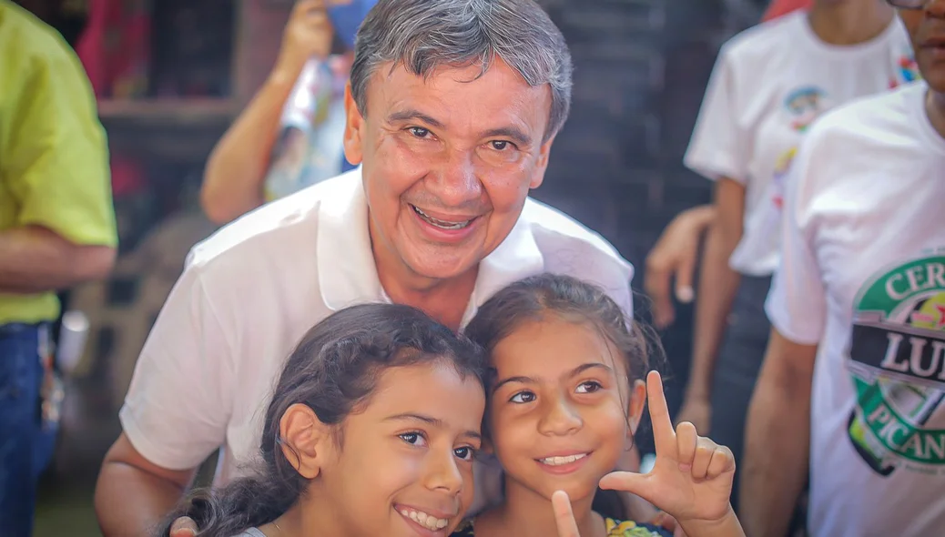 Wellington Dias com crianças