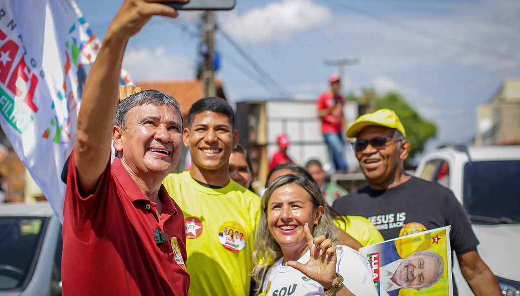Wellington Dias tira foto com moradores