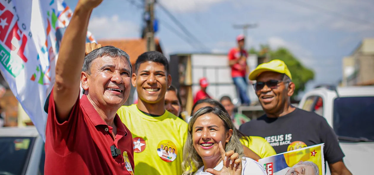 Wellington Dias tira foto com moradores