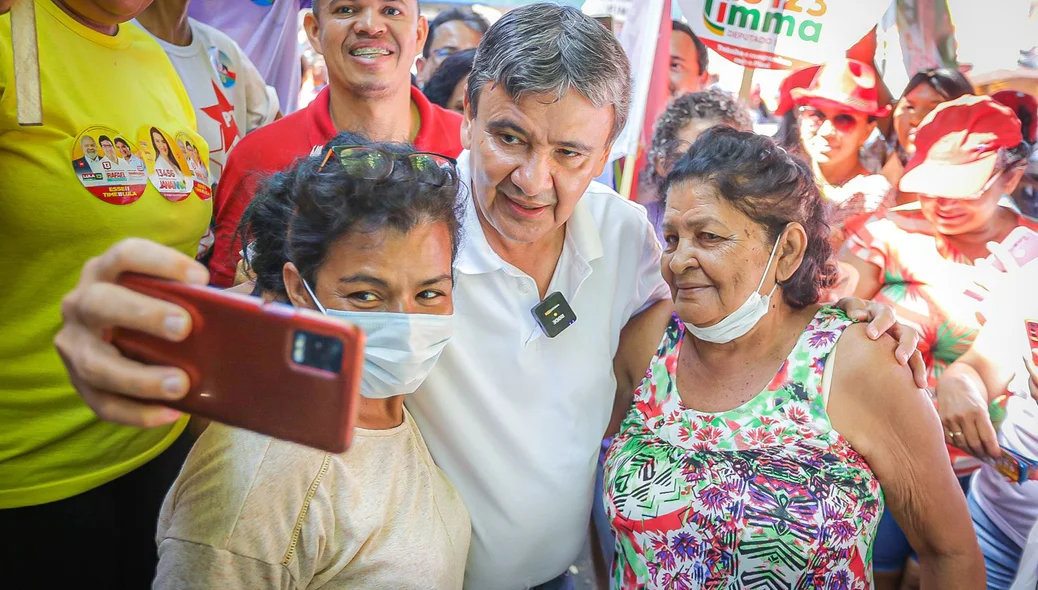 Wellington Dias tira fotos com moradores
